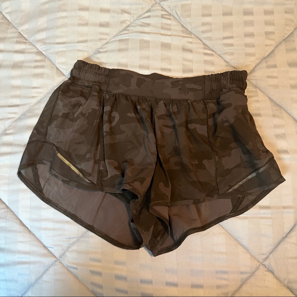 Lululemon Hotty Hot Short Size 6 Camo